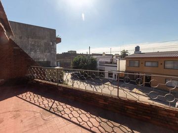CASA 5 AMBIENTES CON COCHERA PILETA Y QUINCHO