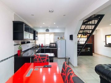CASA 5 AMBIENTES CON COCHERA PILETA Y QUINCHO