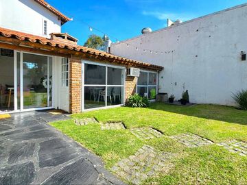 CASA CHALET 4 AMB. CON COCHERA PISCINA Y QUINCHO