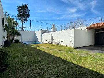 CASA CHALET 4 AMB. CON COCHERA PISCINA Y QUINCHO