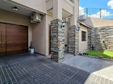 CASA 4 AMBIENTES PISCINA ASCENSOR ACEP. PROPIEDAD