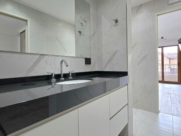 CASA 4 AMBIENTES PISCINA ASCENSOR ACEP. PROPIEDAD