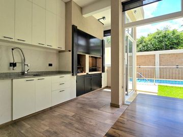 CASA 4 AMBIENTES PISCINA ASCENSOR ACEP. PROPIEDAD