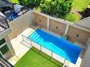 CASA 4 AMBIENTES PISCINA ASCENSOR ACEP. PROPIEDAD