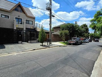 CASA 4 AMBIENTES PISCINA ASCENSOR ACEP. PROPIEDAD