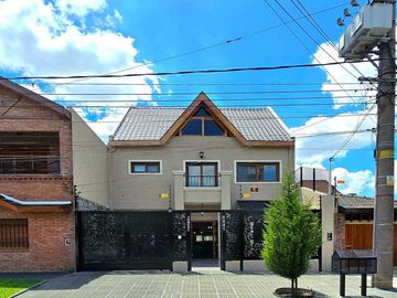 CASA 4 AMBIENTES PISCINA ASCENSOR ACEP. PROPIEDAD