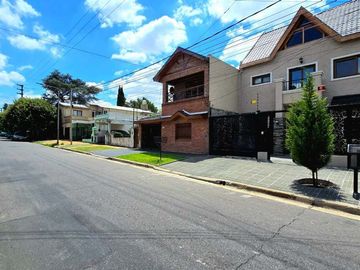 CASA 4 AMBIENTES PISCINA ASCENSOR ACEP. PROPIEDAD
