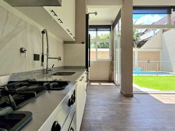CASA 4 AMBIENTES PISCINA ASCENSOR ACEP. PROPIEDAD