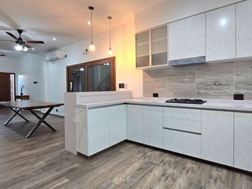 CASA 4 AMBIENTES PISCINA ASCENSOR ACEP. PROPIEDAD