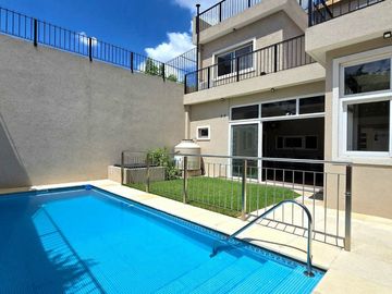 CASA 4 AMBIENTES PISCINA ASCENSOR ACEP. PROPIEDAD