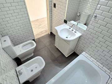 CASA 4 AMBIENTES PISCINA ASCENSOR ACEP. PROPIEDAD