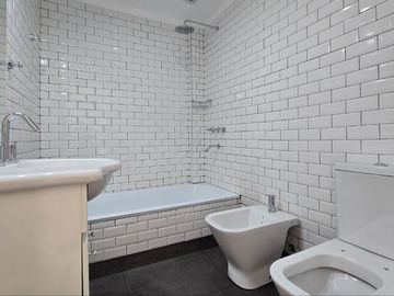 CASA 4 AMBIENTES PISCINA ASCENSOR ACEP. PROPIEDAD