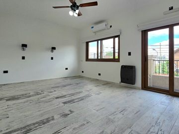 CASA 4 AMBIENTES PISCINA ASCENSOR ACEP. PROPIEDAD