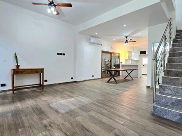 CASA 4 AMBIENTES PISCINA ASCENSOR ACEP. PROPIEDAD