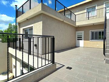CASA 4 AMBIENTES PISCINA ASCENSOR ACEP. PROPIEDAD