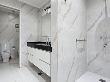 CASA 4 AMBIENTES PISCINA ASCENSOR ACEP. PROPIEDAD
