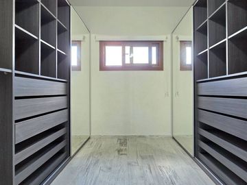CASA 4 AMBIENTES PISCINA ASCENSOR ACEP. PROPIEDAD