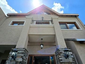 CASA 4 AMBIENTES PISCINA ASCENSOR ACEP. PROPIEDAD