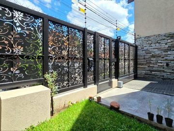 CASA 4 AMBIENTES PISCINA ASCENSOR ACEP. PROPIEDAD