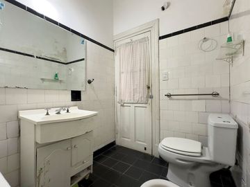 Venta casa 5 ambientes con local en Balvanera