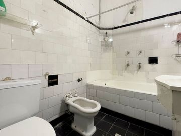 Venta casa 5 ambientes con local en Balvanera