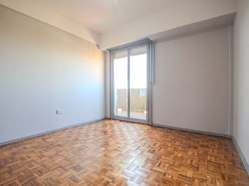 Depto 4 ambientes en VENTA con balcón en Flores