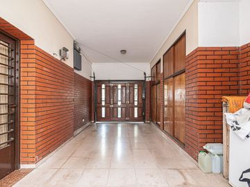 VENTA CASA DOS PLANTAS CON COCHERA EN MATADEROS