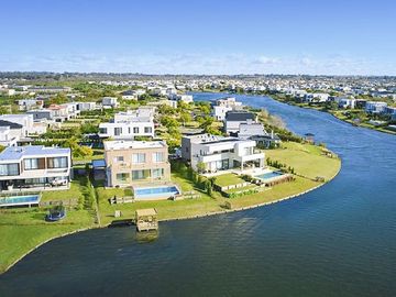 VENTA LOTE AL AGUA BARRIO ORILLAS PUERTOS FINANCIA