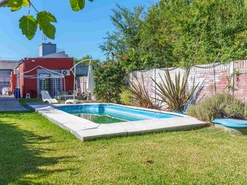 Casa venta La Plata. 3 dormitorios, parque, pileta