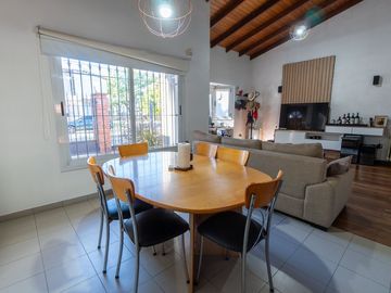 Casa venta La Plata. 3 dormitorios, parque, pileta