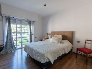 Casa venta La Plata. 3 dormitorios, parque, pileta