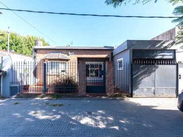 Casa venta La Plata. 3 dormitorios, parque, pileta