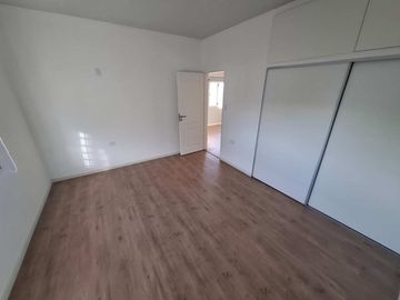 VENTA BLOQUE LOCAL + DEPTO 3 AMB A ESTRENAR J C P