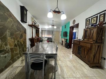 VENTA CASA 2 DORMITORIOS MAS COMODIN PATIO Y LOCAL