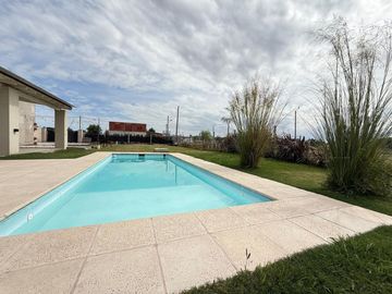 LOTE CON QUINCHO Y PILETA