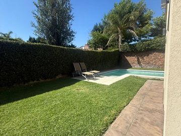HERMOSA CASA 4 AMBIENTES C/ PISCINA EN HURLINGHAM