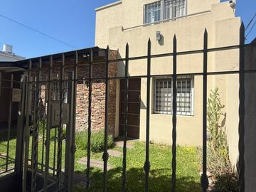 HERMOSA CASA 4 AMBIENTES C/ PISCINA EN HURLINGHAM