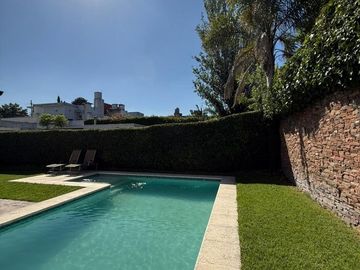HERMOSA CASA 4 AMBIENTES C/ PISCINA EN HURLINGHAM