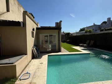 HERMOSA CASA 4 AMBIENTES C/ PISCINA EN HURLINGHAM