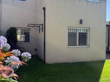 HERMOSA CASA 4 AMBIENTES C/ PISCINA EN HURLINGHAM