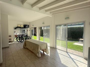 HERMOSA CASA 4 AMBIENTES C/ PISCINA EN HURLINGHAM