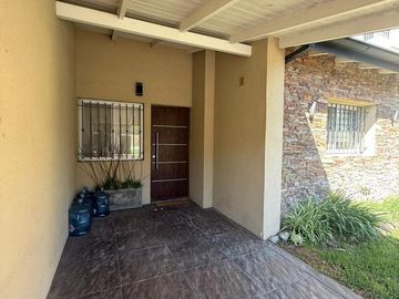 HERMOSA CASA 4 AMBIENTES C/ PISCINA EN HURLINGHAM