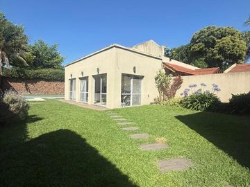 HERMOSA CASA 4 AMBIENTES C/ PISCINA EN HURLINGHAM