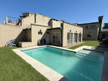HERMOSA CASA 4 AMBIENTES C/ PISCINA EN HURLINGHAM