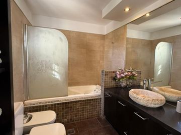 HERMOSA CASA 4 AMBIENTES C/ PISCINA EN HURLINGHAM