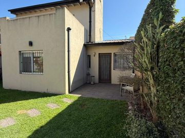HERMOSA CASA 4 AMBIENTES C/ PISCINA EN HURLINGHAM