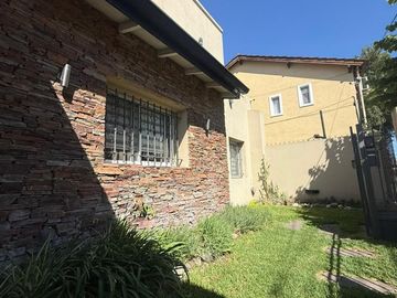 HERMOSA CASA 4 AMBIENTES C/ PISCINA EN HURLINGHAM