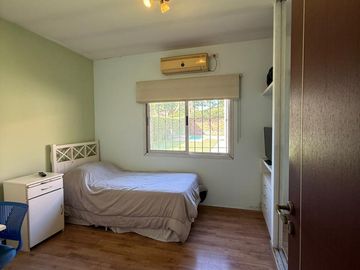HERMOSA CASA 4 AMBIENTES C/ PISCINA EN HURLINGHAM