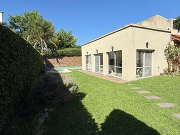 HERMOSA CASA 4 AMBIENTES C/ PISCINA EN HURLINGHAM
