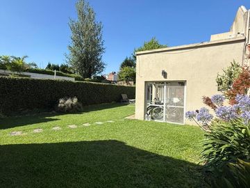 HERMOSA CASA 4 AMBIENTES C/ PISCINA EN HURLINGHAM